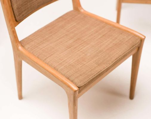 Dining Room Furniture Solid Wood High Back Chairs with Fabric Upholstery in Nordic Design