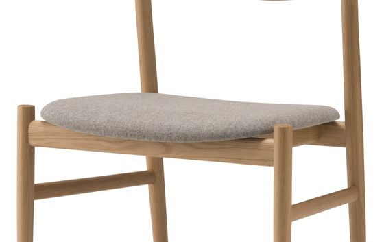 PU Leather Upholstered Wood Dining Chair in Traditional Design Style for Restaurant Furniture